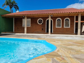Confortável casa com piscina e churrasqueira a 100m da praia